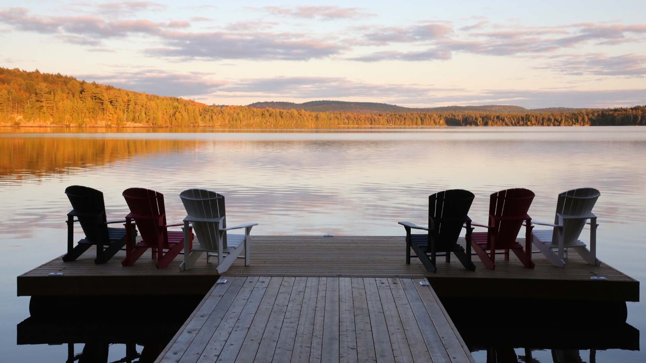 Killarney Lodge features a dock that extends into the Lake of Two Rivers.